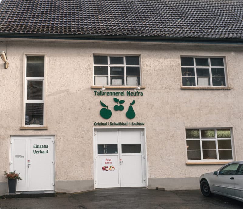 Außenansicht der Talbrennerei Neufra